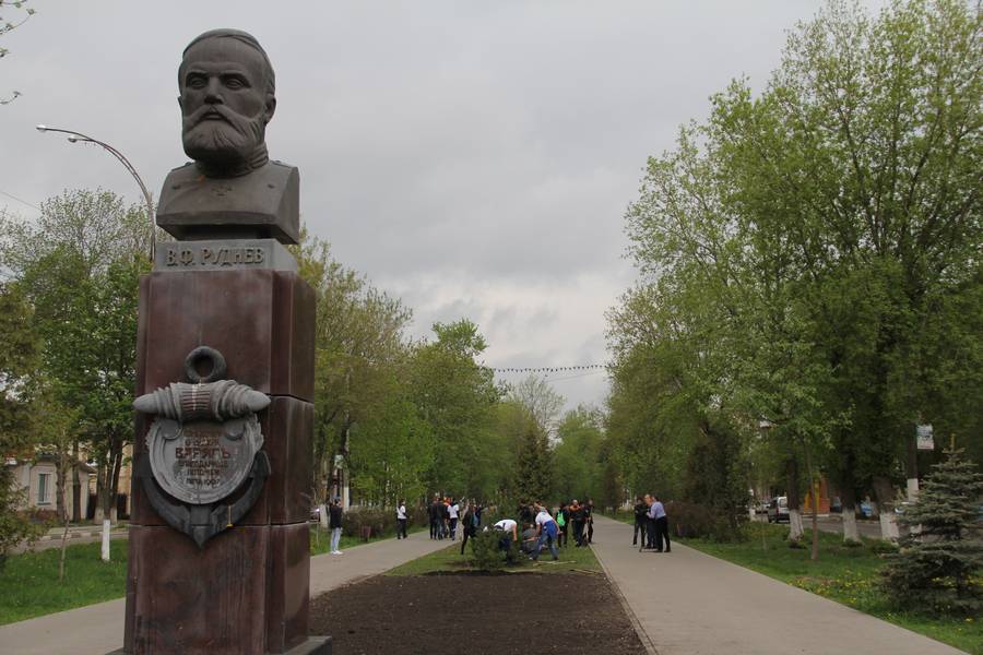 Г 47. Памятник Рудневу в Новомосковске. Памятник Рудневу в Тульской области. Руднев Новомосковск. Сквер им в ф Руднева Новомосковск.