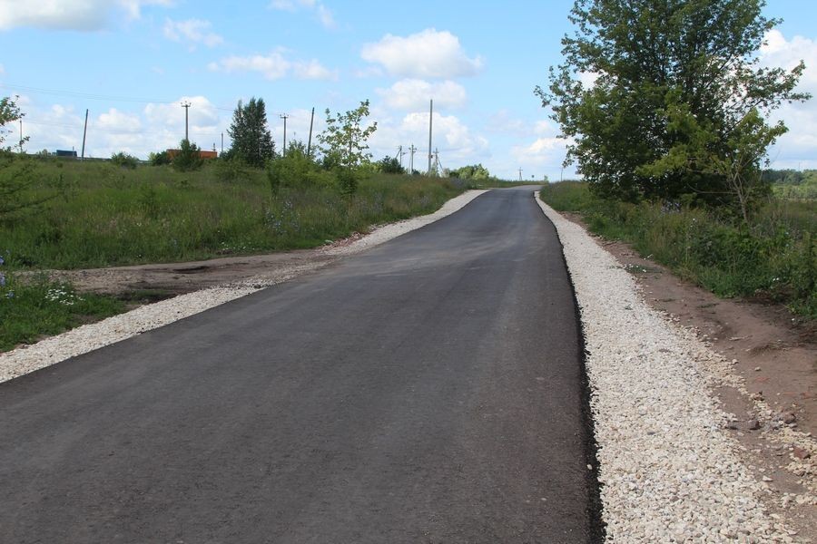 Тут дорога. Асфальт в деревне. Новая дорога в деревне. Ильинка дорога. Дорога без асфальта в деревне.