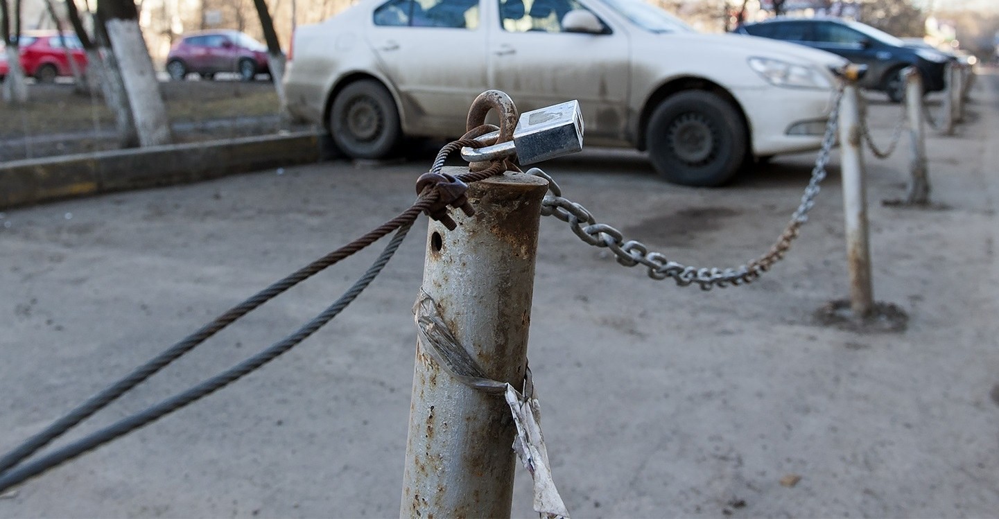 Столбики с цепочкой для ограждения во дворах