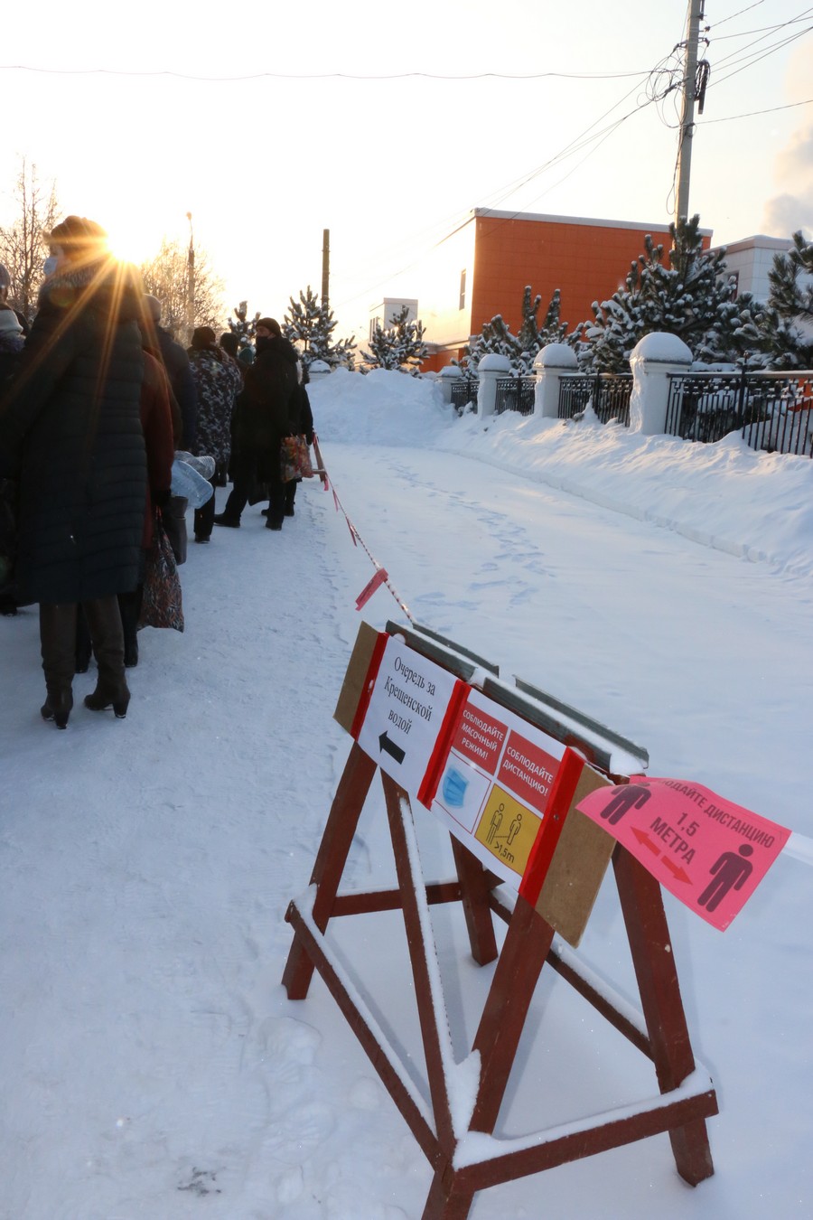 В Новомосковских храмах проходит раздача крещенской воды | 19.01.2021 |  Новомосковск - БезФормата