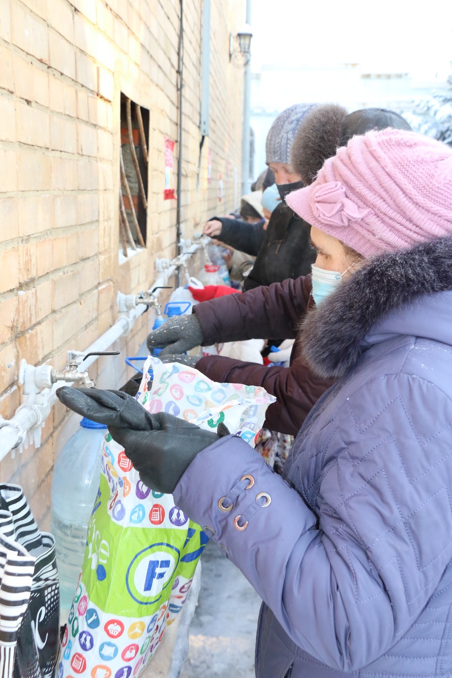 В Новомосковских храмах проходит раздача крещенской воды | 19.01.2021 |  Новомосковск - БезФормата