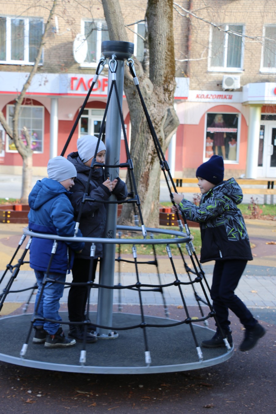 Вандалы разрушают детскую площадку на Центральной площади