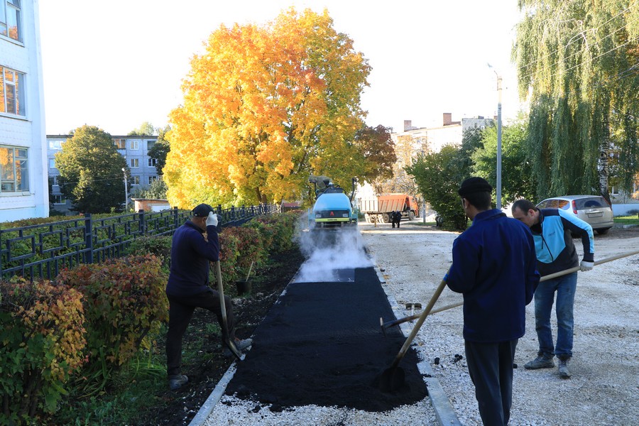 Работа в новомосковске. Улица Демкина в Новомосковске. Около школы. Тротуар возле школы. Улица возле школы.