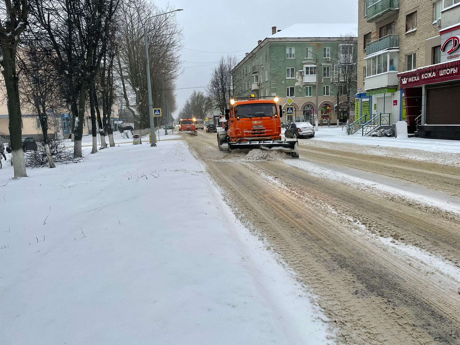 В Новомосковске ликвидируют последствия ночного снегопада