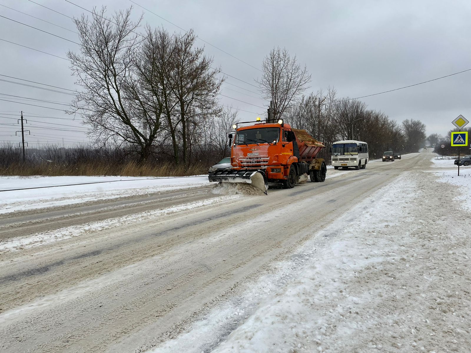 В Новомосковске ликвидируют последствия ночного снегопада