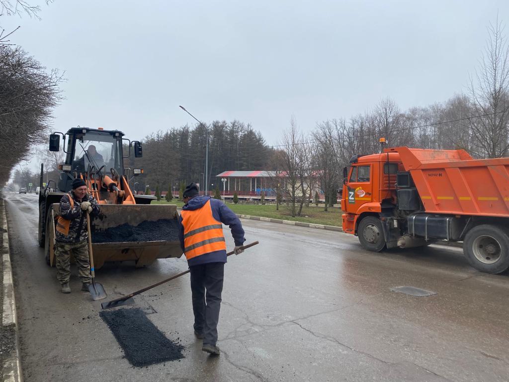 В Новомосковске продолжается ямочный ремонт дорог