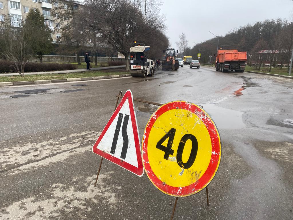 В Новомосковске продолжается ямочный ремонт дорог