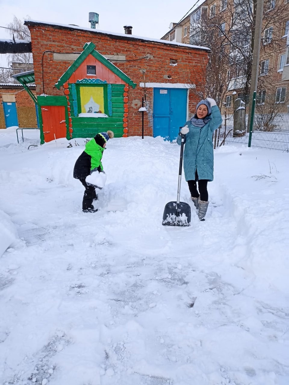 Новомосковск всегда был дружный! Сейчас помочь с лопатой нужно