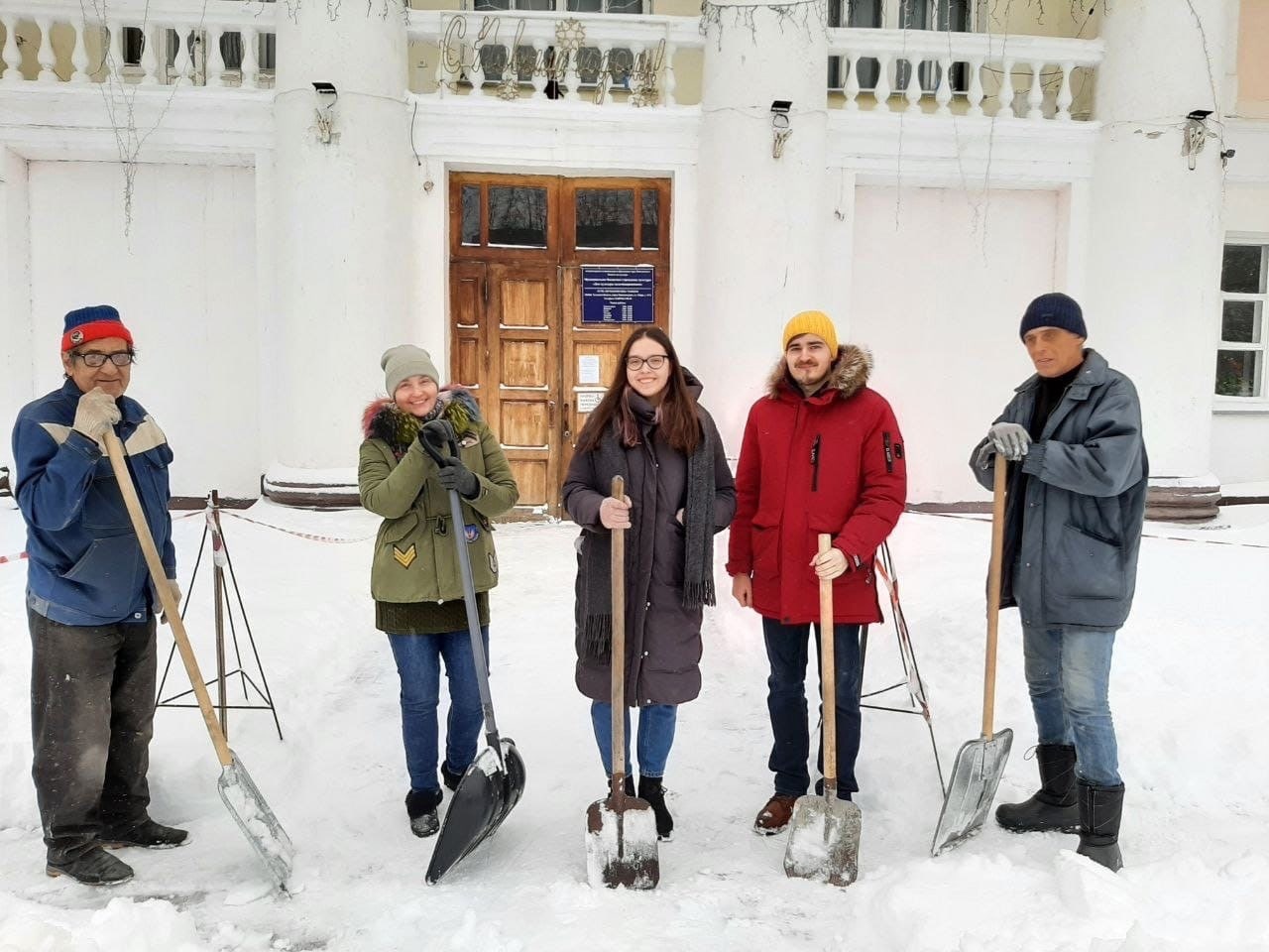 Новомосковск всегда был дружный! Сейчас помочь с лопатой нужно