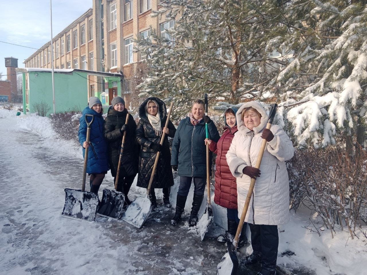 Новомосковск всегда был дружный! Сейчас помочь с лопатой нужно