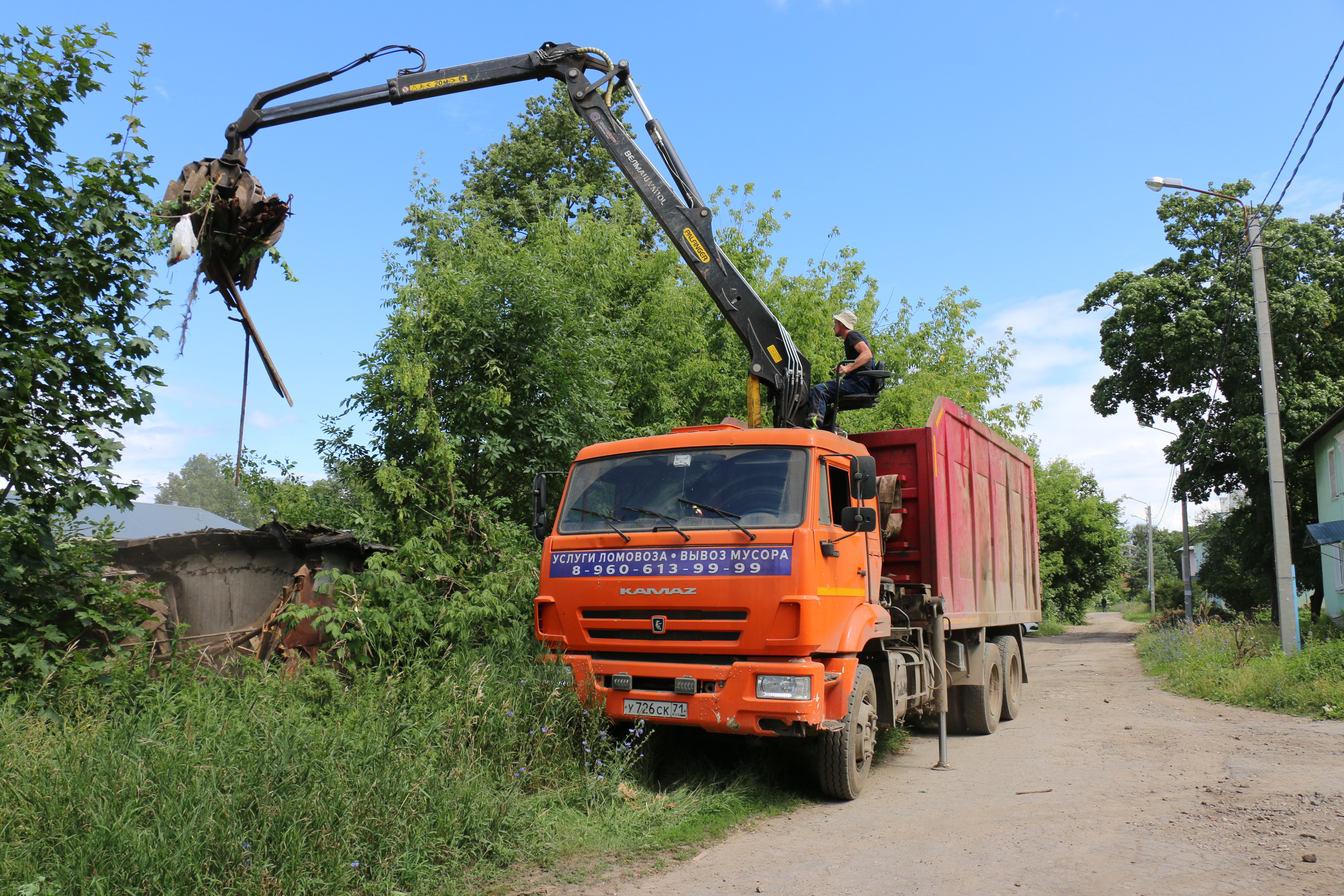 В Новомосковске продолжается снос аварийных сооружений