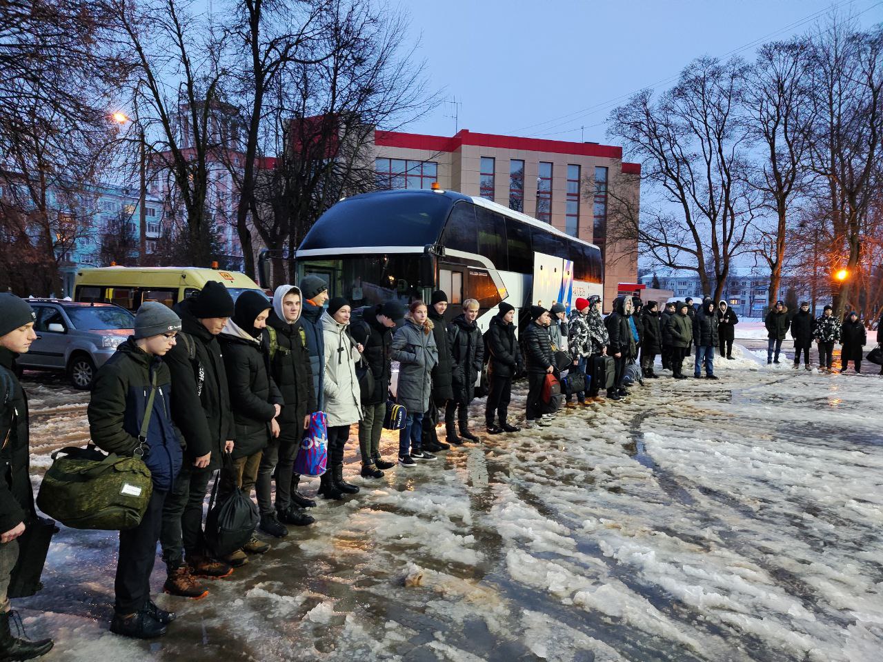 Новомосковские десятиклассники отправились на учебные военные сборы  допризывной молодежи | 27.11.2023 | Новомосковск - БезФормата