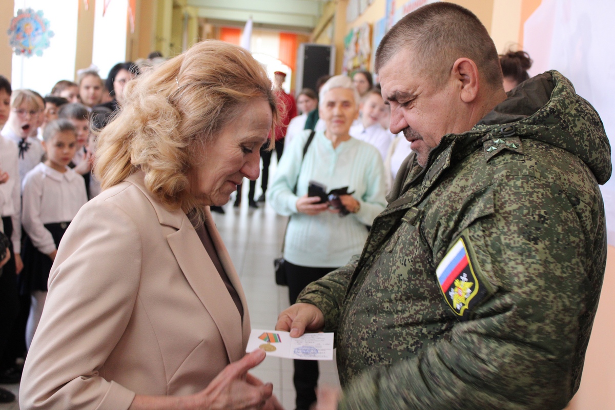 В новомосковской школе № 10 открыли памятную доску в честь героя-выпускника