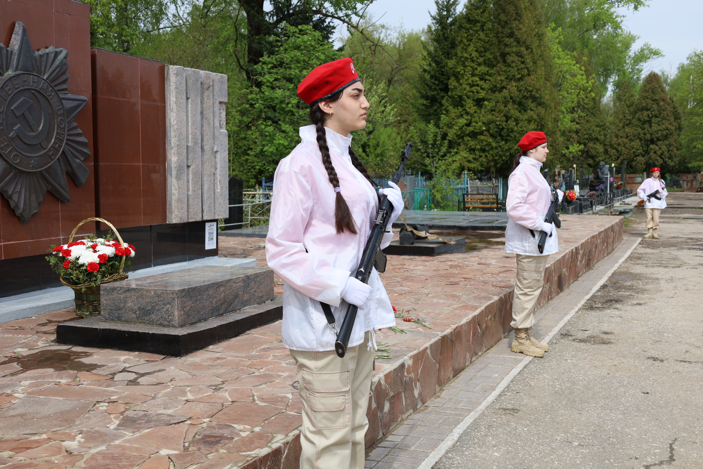 На центральном кладбище Новомосковска прошло возложение цветов к памятнику  на братской могиле