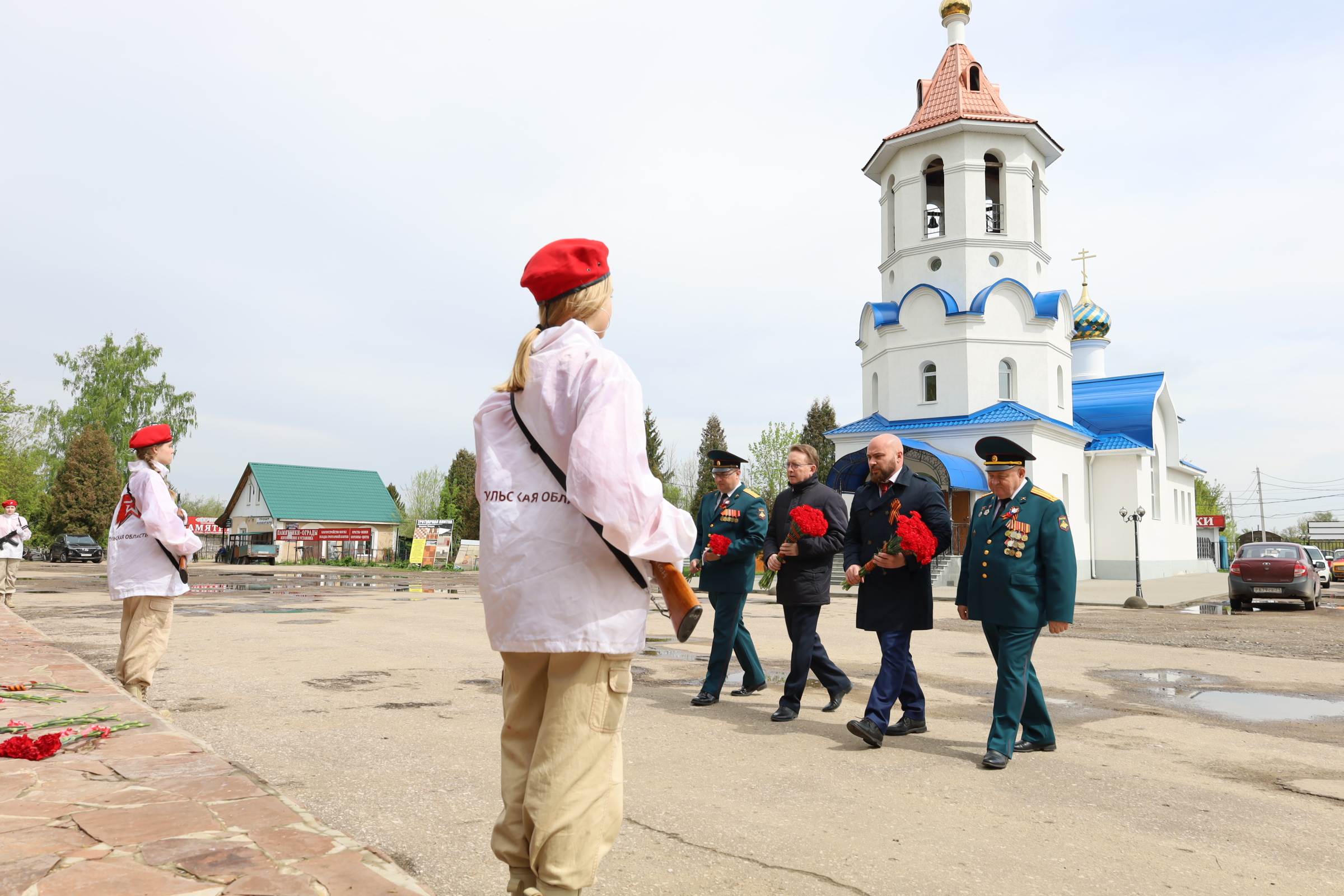 На центральном кладбище Новомосковска прошло возложение цветов к памятнику  на братской могиле