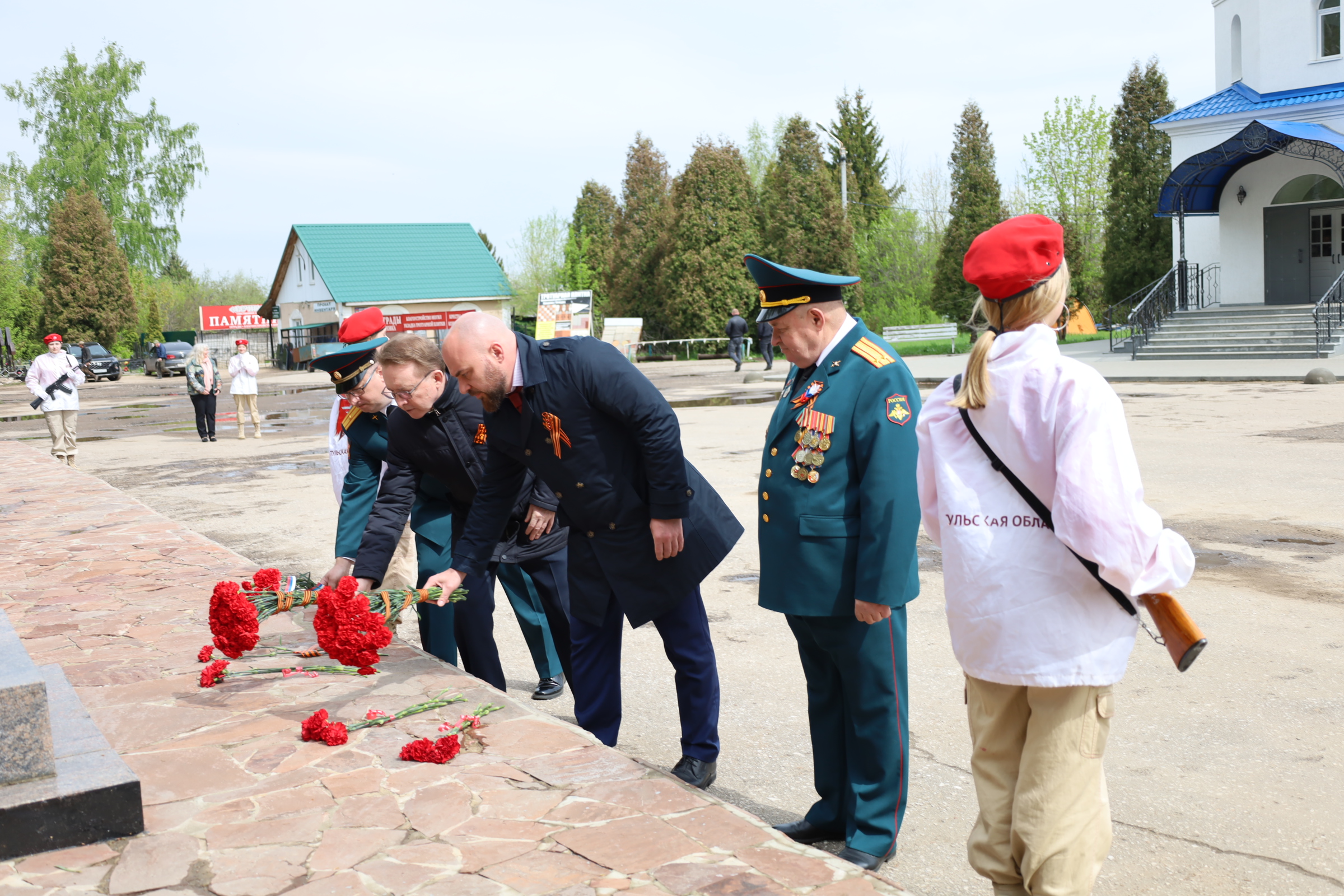 На центральном кладбище Новомосковска прошло возложение цветов к памятнику  на братской могиле